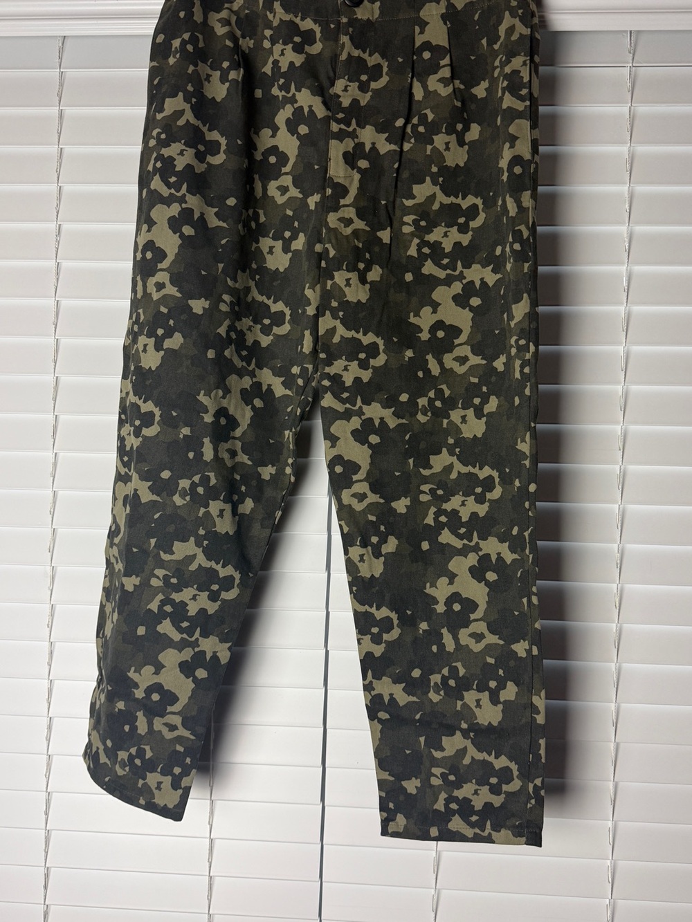 Anthropologie Women's Cropped Floral Camo Pants - Olive/Black